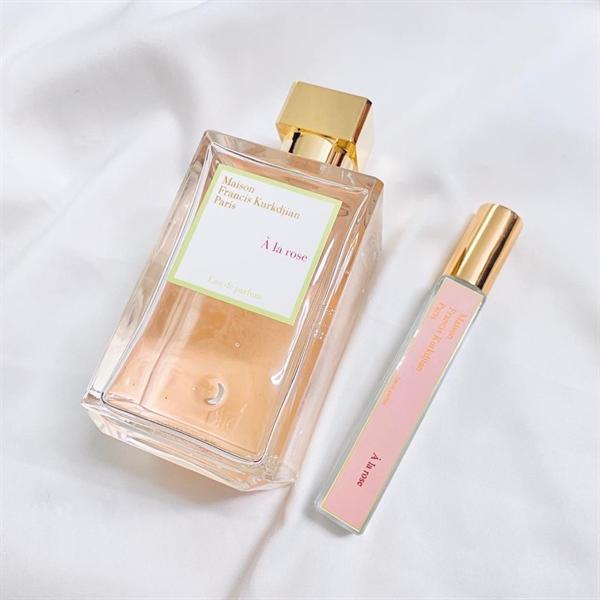 Chai MFK À La Rose nắp vàng nhãn hồng