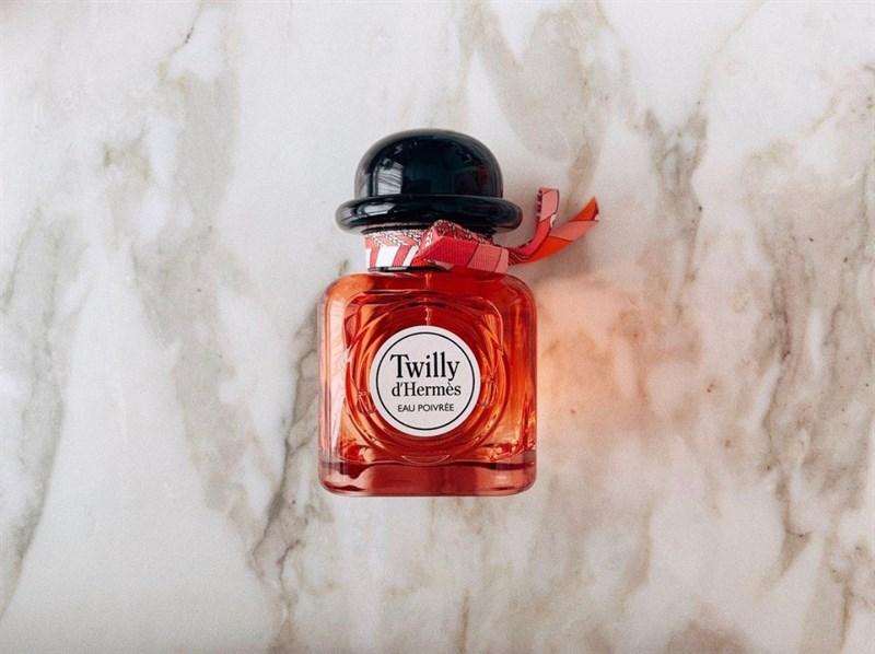 Chai Twilly d'Hermès Eau Poivrée khăn lụa đỏ