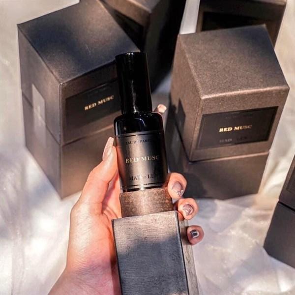 Chai Mad Et Len Red Musc vỏ kim loại đen