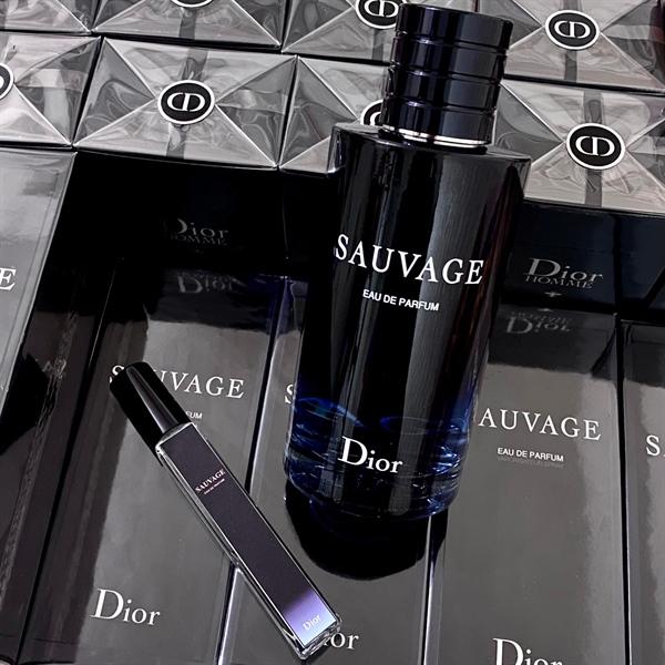 Chai Dior Sauvage EDP màu xanh đậm
