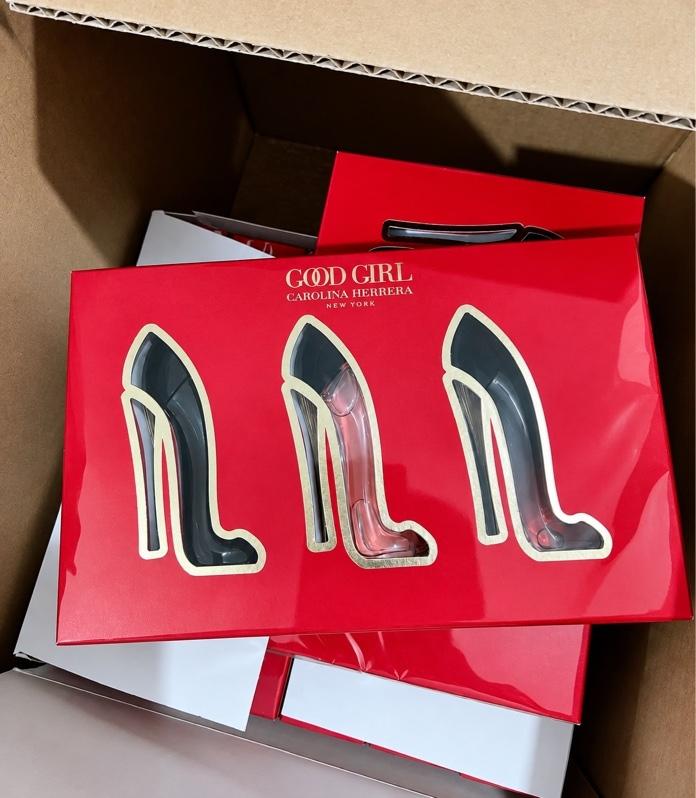 Bộ ba chai mini hình gót giày Carolina Herrera