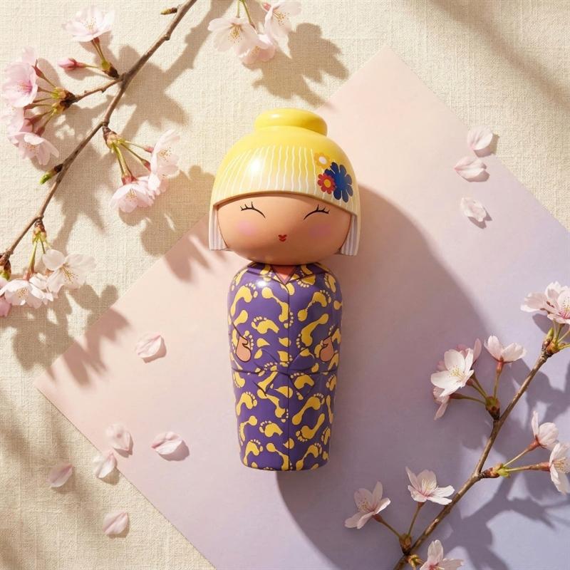 Chai KOKESHI Lotus 50ml hình búp bê